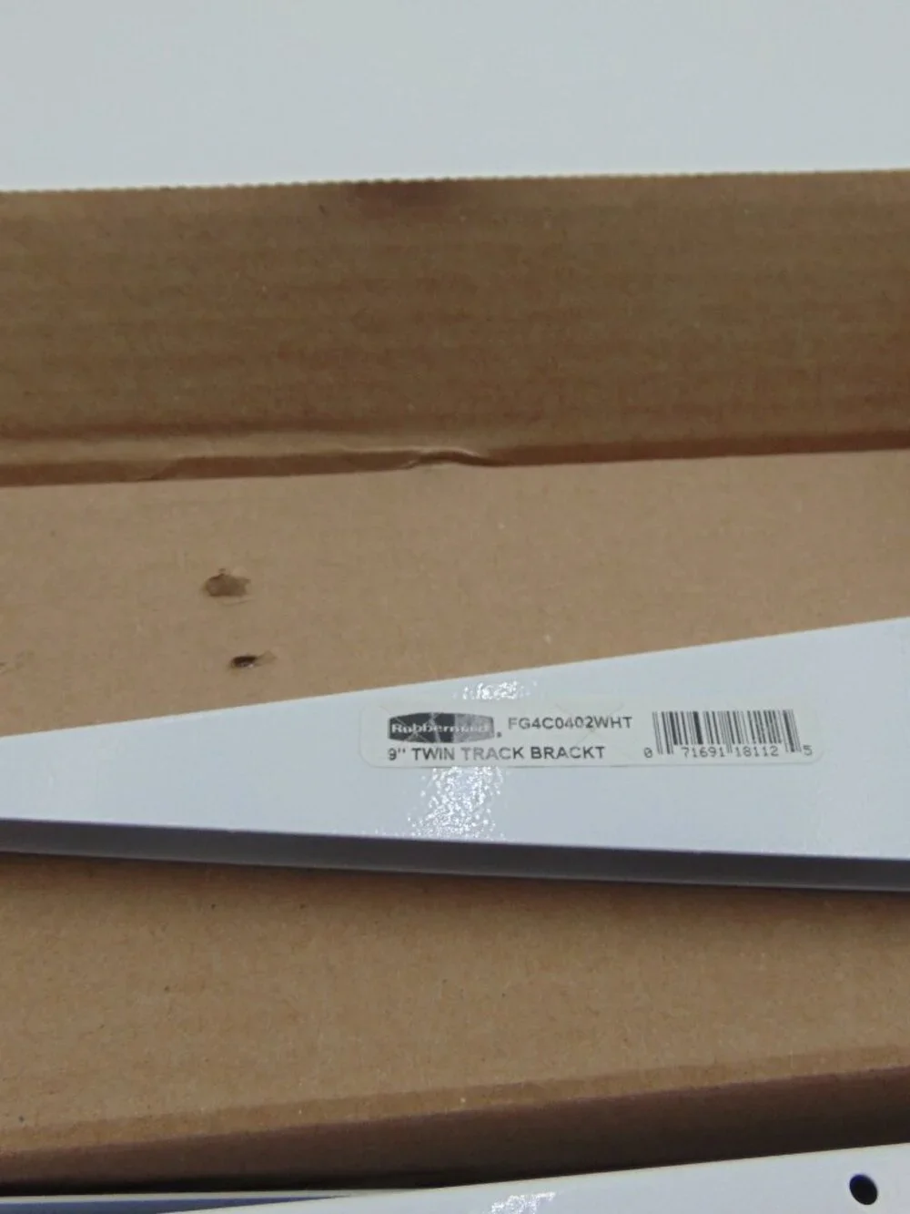Rubbermaid 9” Twin Track WHITE Shelf Brackets FG4C0402WHT (16 Pack) Lot New